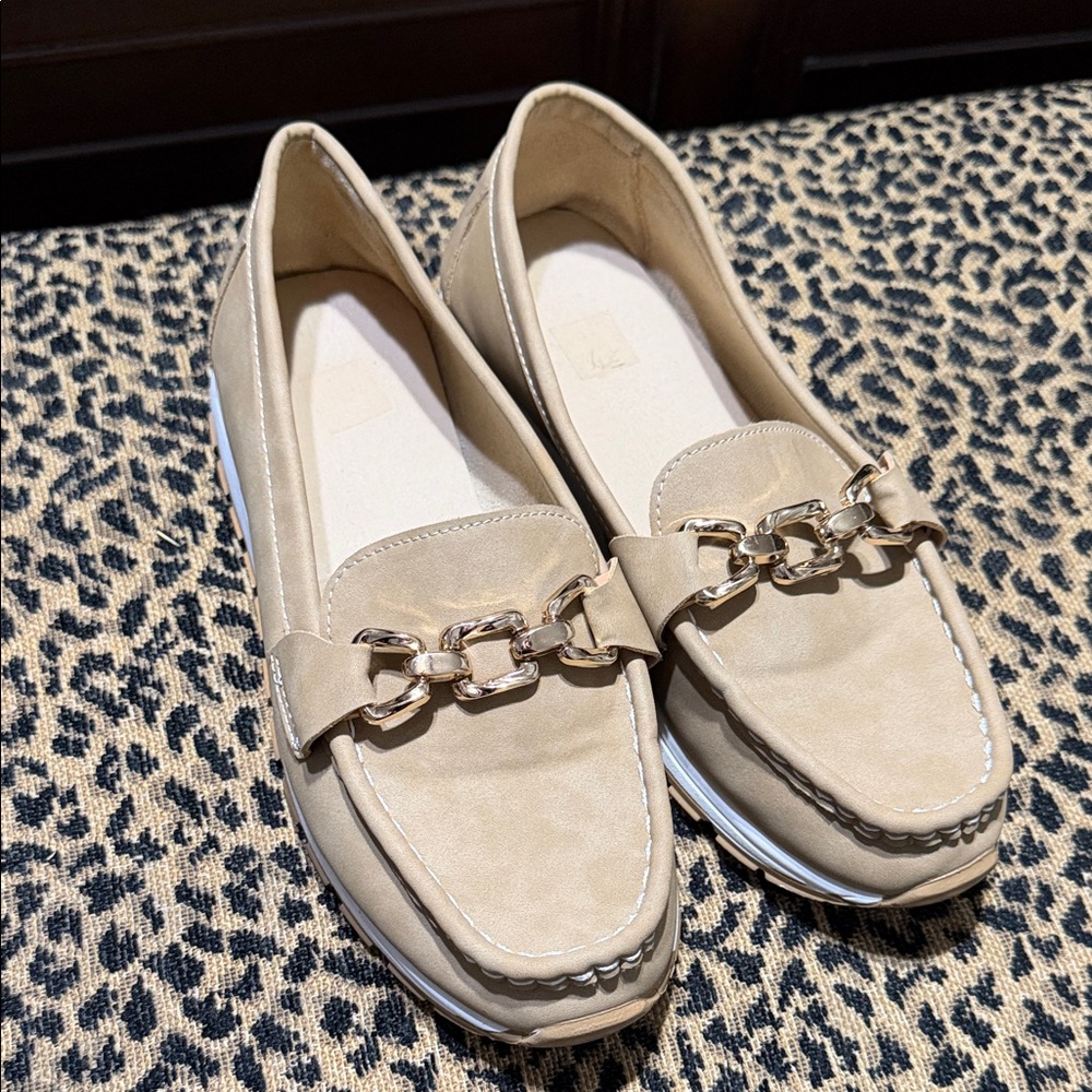 Women's Beige Chain-Detail Loafers